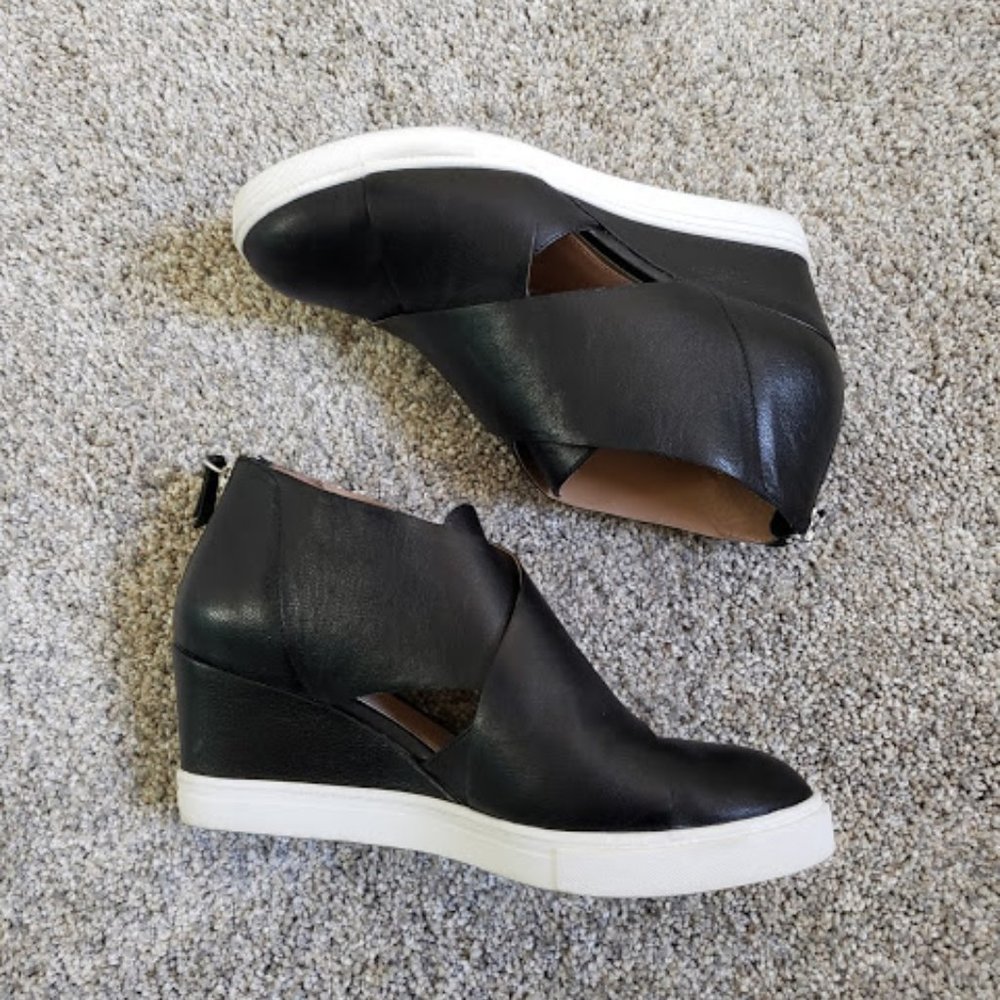 Linea Paolo Black Wedge with side cutout SZ 7M
